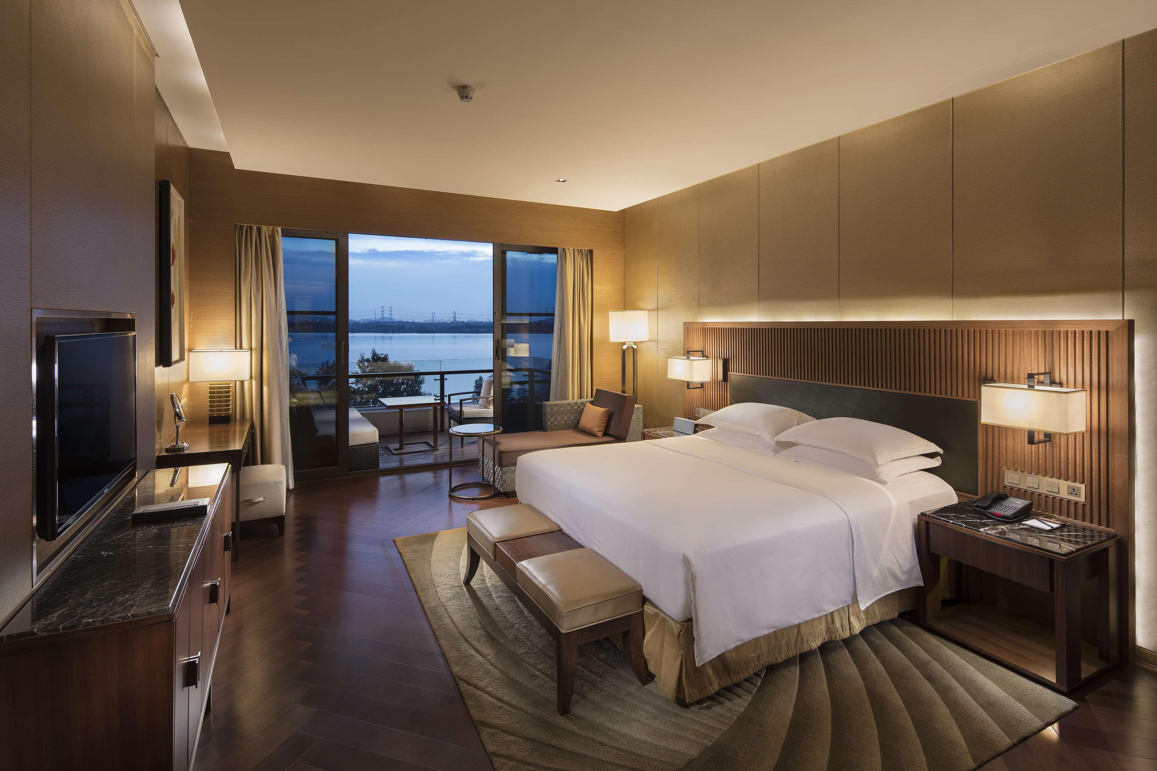 Hilton Wuhan Optics Valley Exterior photo