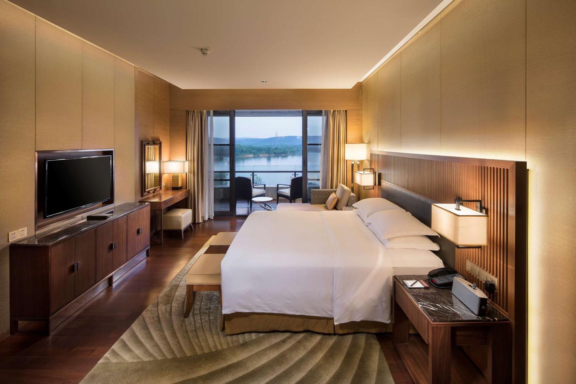 Hilton Wuhan Optics Valley Exterior photo