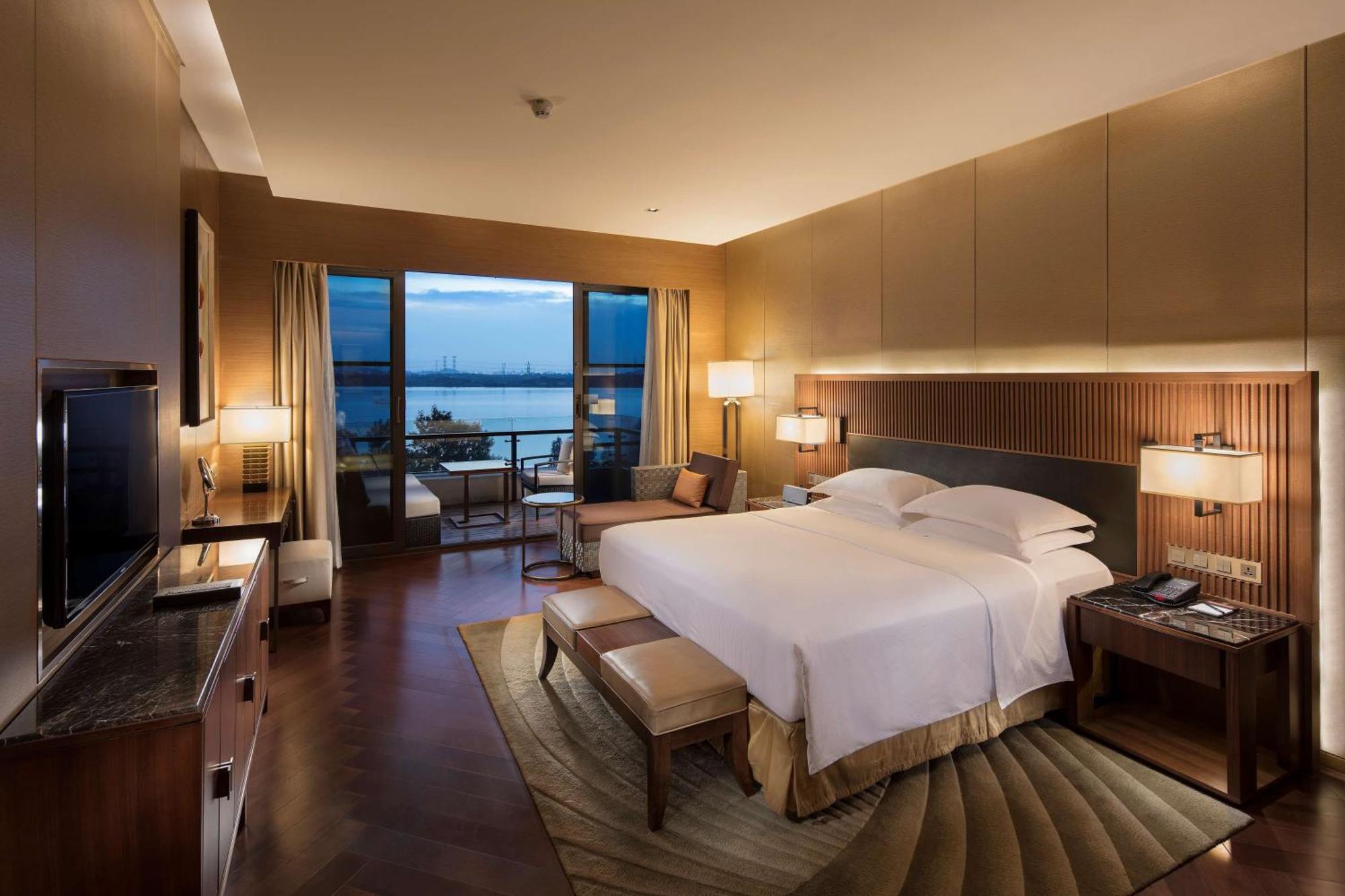 Hilton Wuhan Optics Valley Exterior photo