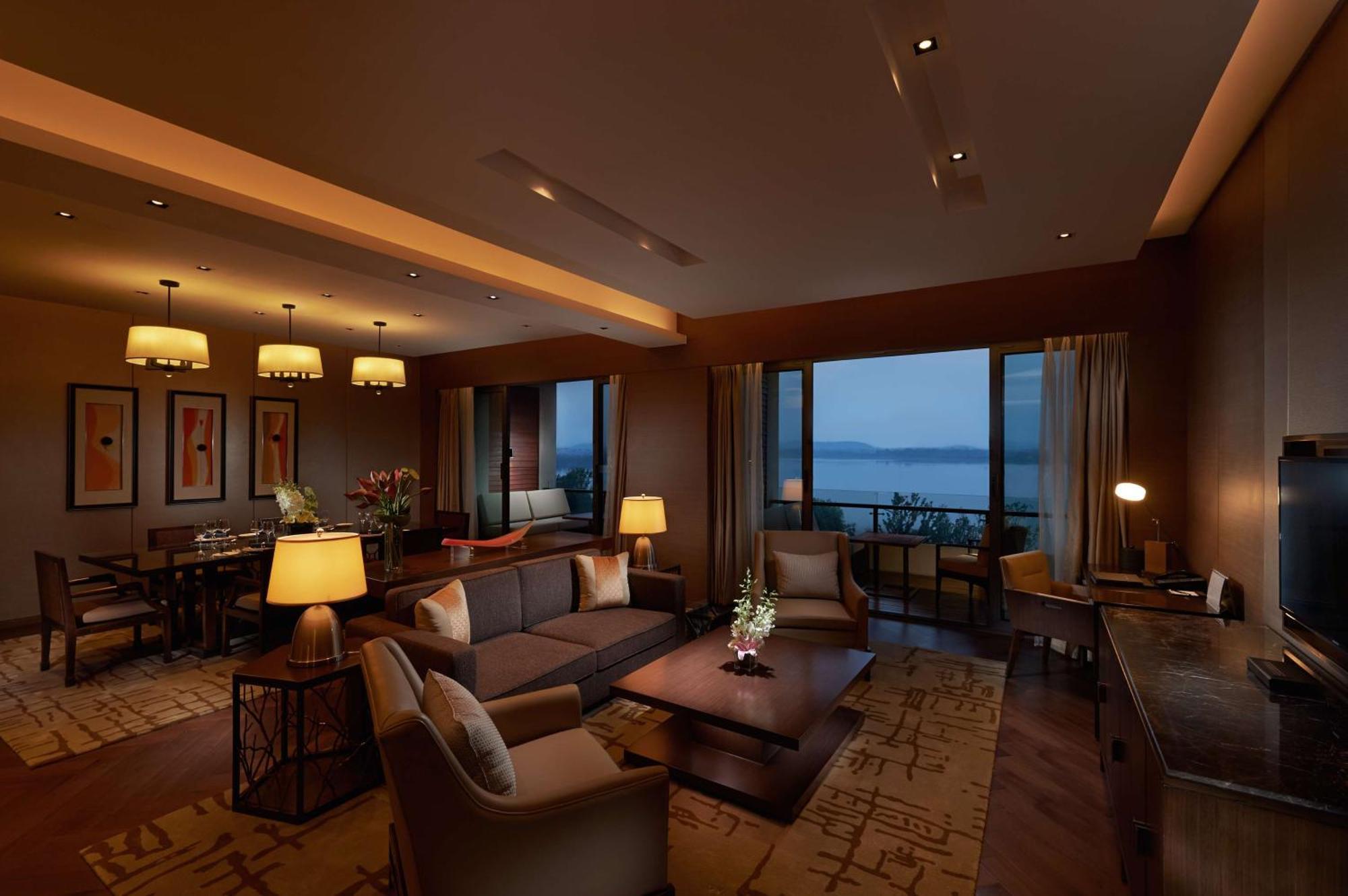 Hilton Wuhan Optics Valley Exterior photo